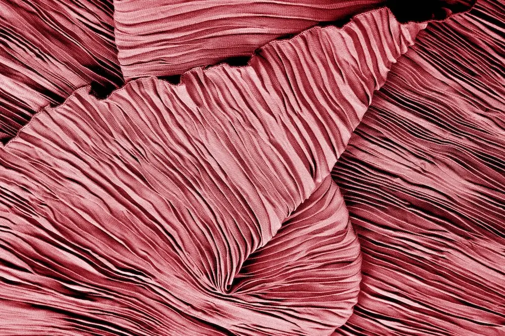 What is Plissรฉ Fabric? Plissรฉ Dresses, Tops & Sets We Love 8 What is Plissรฉ Fabric? Plissรฉ Dresses, Tops & Sets We Love