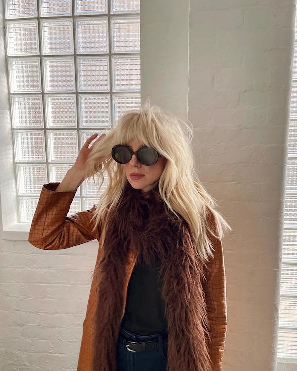 sara_luxe wearing a brown faux fur coat
