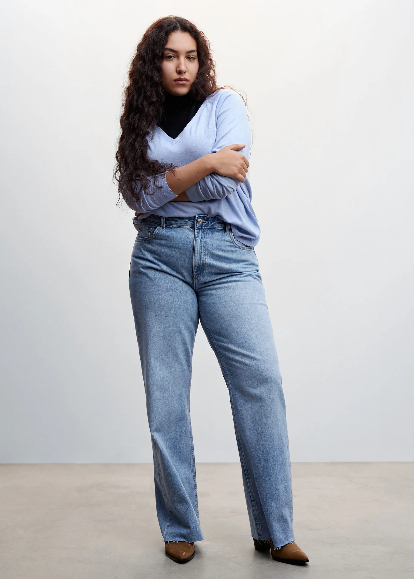 Wideleg mid-rise jeans in medium blue from Mango plus sizes