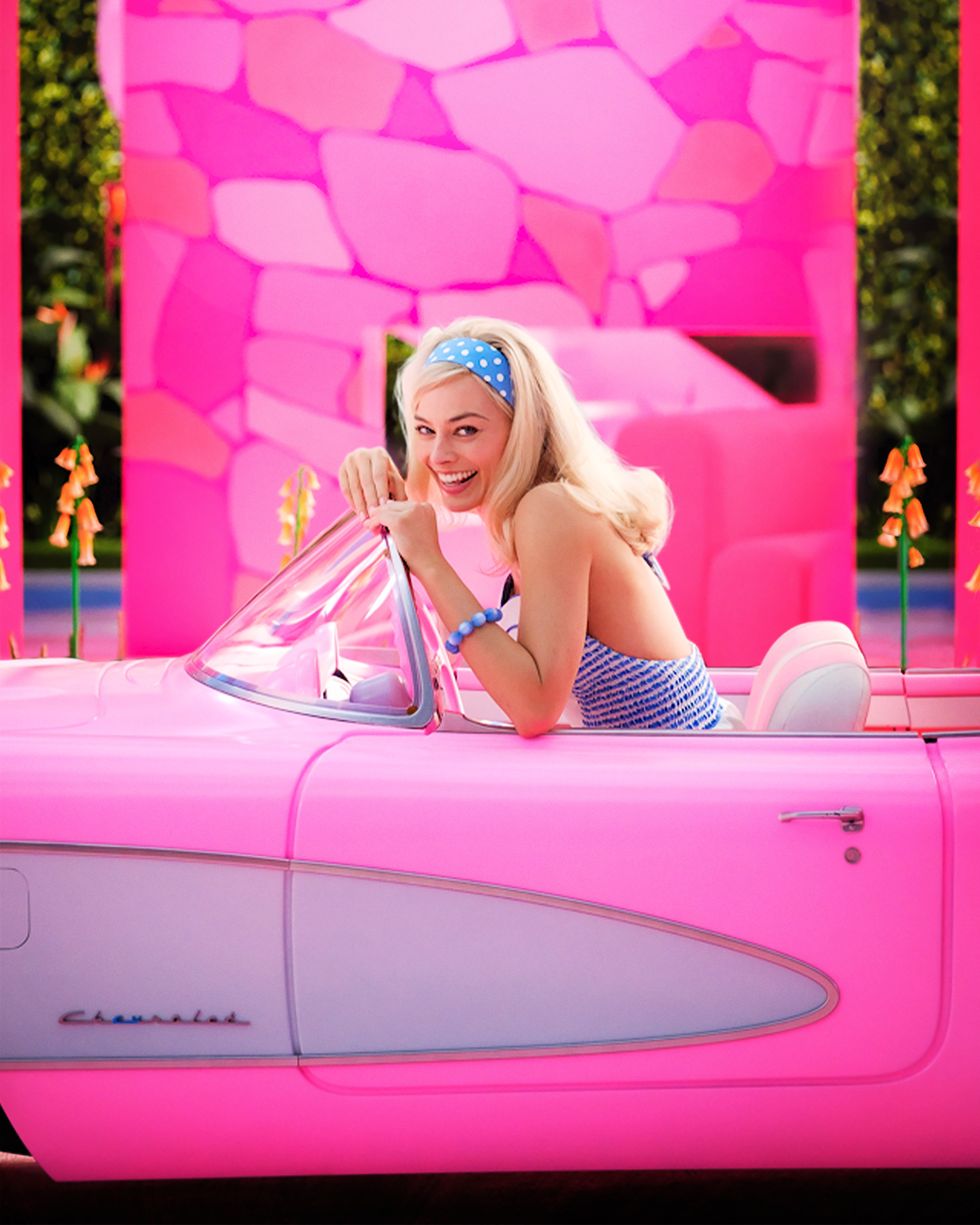 How to Follow in Margot Robbie's Footsteps and Embrace the #Barbiecore Trend 8 How to Follow in Margot Robbie’s Footsteps and Embrace the #Barbiecore Trend