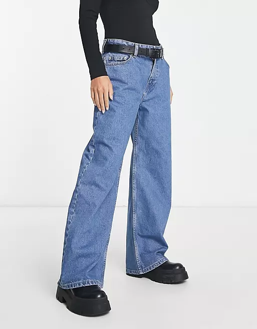 ASOS DESIGN Petite relaxed dad jeans in mid blue 